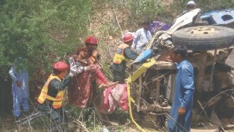 পাকিস্তানে ব্রেকফেল করে ট্রাক খাদে, একই পরিবারের ১৪ জন নিহত