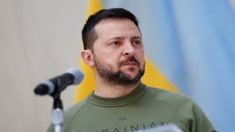 উচ্চপদস্থ কমান্ডারকে বরখাস্ত করলেন জেলেনস্কি