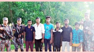 অবৈধভাবে ভারত গিয়ে ফিরে আসার সময় বিজিবি’র হাতে আটক ৬