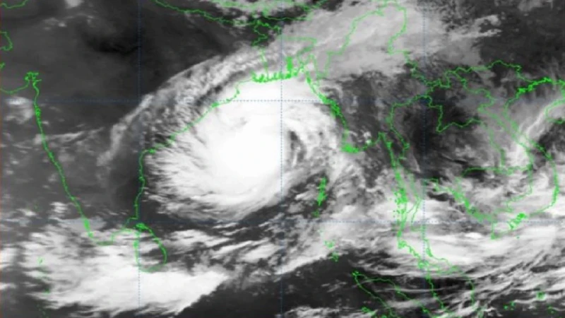 বঙ্গোপসাগরে ঘূর্ণিঝড় ‘ডানা’, সতর্কসংকেত বাড়ল