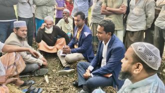 বিয়ানীবাজারে আলোচনায় ইউএনও’র ভাইরাল ছবি, প্রশংসিত হচ্ছে বিরোধ নিষ্পত্তির চেষ্টা