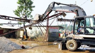 সিলেটে ৩০ পাথর মিল উচ্ছেদ করল প্রশাসন
