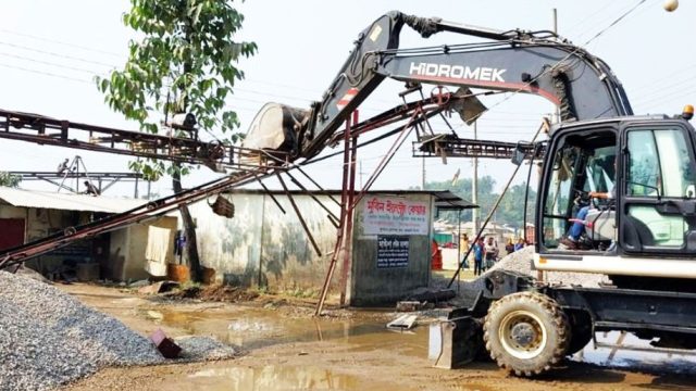সিলেটে ৩০ পাথর মিল উচ্ছেদ করল প্রশাসন