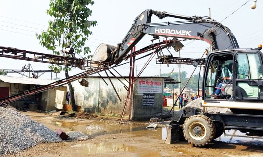 সিলেটে ৩০ পাথর মিল উচ্ছেদ করল প্রশাসন