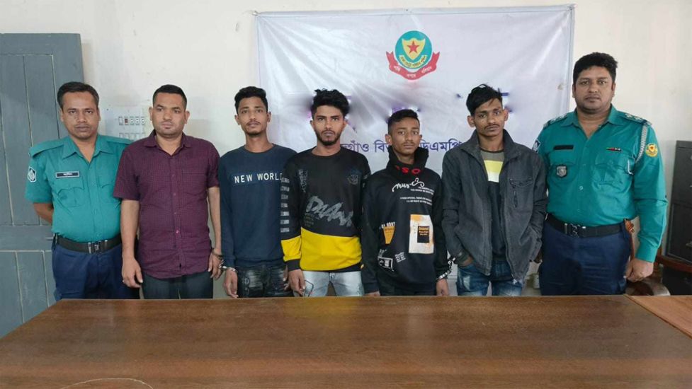 ২৪ ঘন্টায় গ্রেপ্তার ৯৩ ছিনতাইকারী