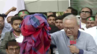 ভারতীয় শাড়ি রাস্তায় ছুড়ে আগুনে পোড়ালেন রিজভী