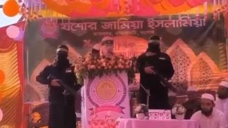 ‘অ স্ত্র’ হাতে বক্তব্যের ভিডিও ভাইরাল, আসল ঘটনা কী