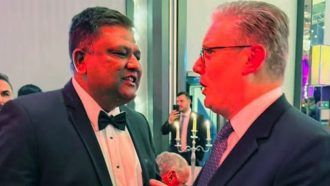 ব্রিটিশ প্রধানমন্ত্রীর সঙ্গে হ ত্যা মামলায় অভিযুক্ত আনোয়ারুজ্জামান চৌধুরী