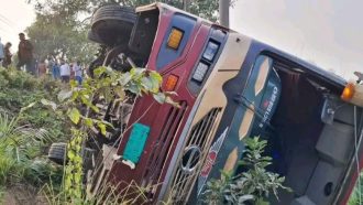 সিলেট-সুনামগঞ্জ মহাসড়কে নিয়ন্ত্রণ হারিয়ে বাস খাদে