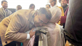 সাড়ে ৭ বছর পর মাকে জড়িয়ে ধরলেন তারেক রহমান