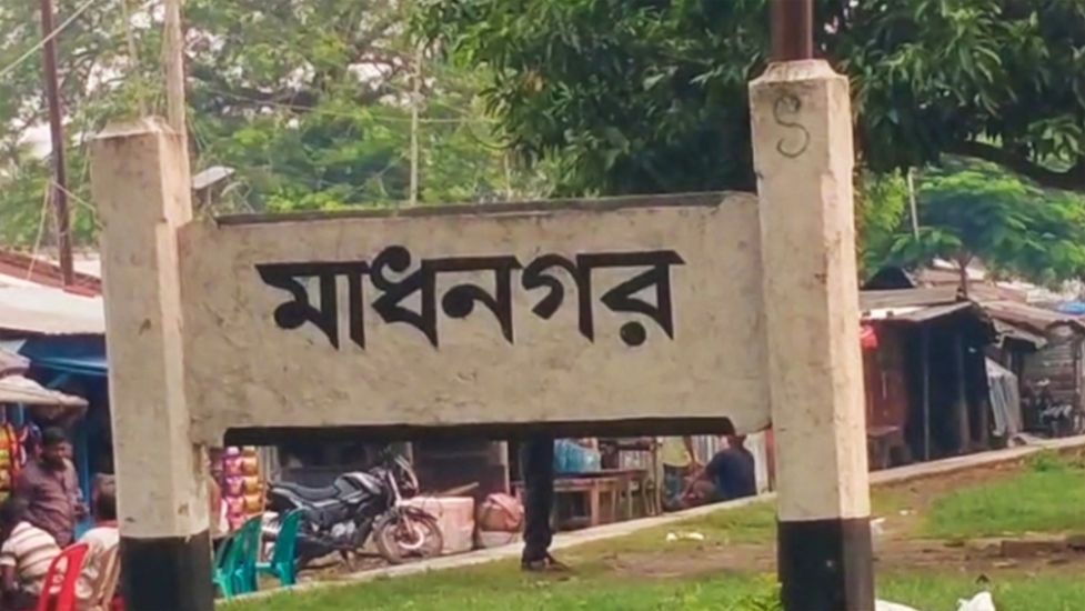 গভীর রাতে ‘শেখ হাসিনা আবার ফিরবে’ স্লোগানে মিছিল