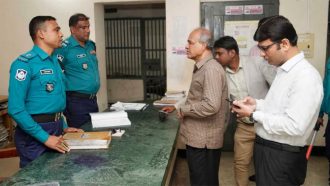 থানা পরিদর্শনে স্বরাষ্ট্র উপদেষ্টা, এসআই-কনস্টেবল বরখাস্ত