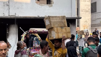 ধানমন্ডি ৩২ নম্বর: বই, রড, লোহা যে যা পাচ্ছেন নিয়ে যাচ্ছেন