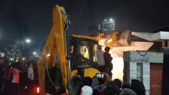 খুলনায় বুলডোজার দিয়ে গুঁড়িয়ে দেওয়া হচ্ছে ‘শেখ বাড়ি’