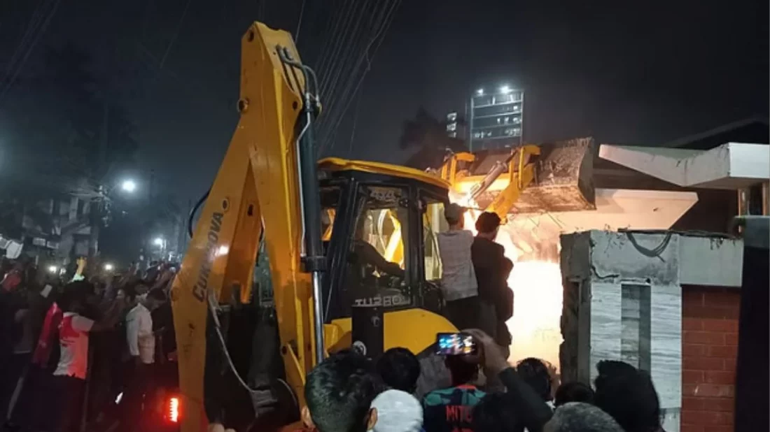 খুলনায় বুলডোজার দিয়ে গুঁড়িয়ে দেওয়া হচ্ছে ‘শেখ বাড়ি’