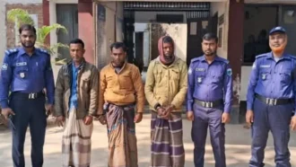 বাড়ি পৌঁছে দেওয়ার কথা বলে গৃহবধূকে রাতভর গণধর্ষণ, গ্রেপ্তার ৩