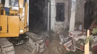 বুলডোজার দিয়ে গুঁড়িয়ে দেওয়া হচ্ছে মাহবুব উল আলম হানিফের বাড়ি