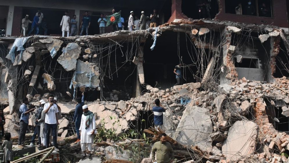 হাসিনার ভাষণে ক্ষুব্ধদের ‘৩২ নম্বর’ ভাংচুর, আন্তর্জাতিক মিডিয়ায় ফলাও করে প্রচার