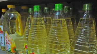 বাজার থেকে আবার উধাও সয়াবিন তেল