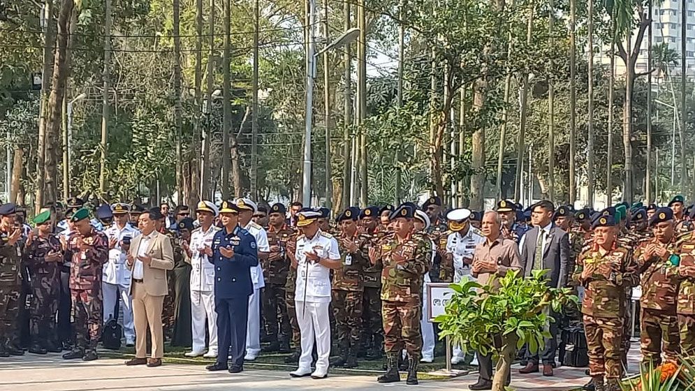 সামরিক কবরস্থানে স্বরাষ্ট্র উপদেষ্টাসহ তিন বাহিনী প্রধানের শ্রদ্ধা