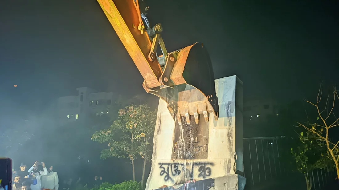 বেরোবি এবং কারমাইকেল কলেজের ফ্যাসিবাদের চিহ্ন মুছে দিলো শিক্ষার্থীরা