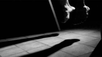 একই রশিতে ঝুলছিল স্বামী-স্ত্রীর লাশ