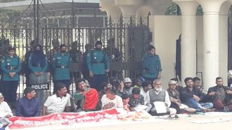 টানা ২৬ ঘণ্টা ধরে প্রধান উপদেষ্টার কার্যালয়ের গেটে অবস্থানে আহতরা