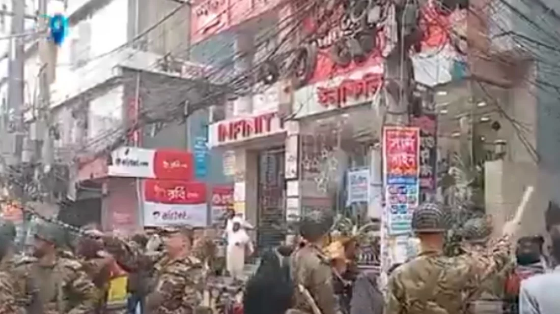 ৫০ টাকায় টি-শার্ট কিনতে ভীড়, লাঠিপেটা খেলো ক্রেতারা