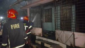 পীরমহল্লায় সাবেক কাউন্সিলর আফতাবের বাসায় আ গু ন