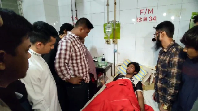 আহতদের দেখতে হাসপাতালে সারজিস ও হাসনাত