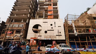 আওয়ামী লীগের কার্যালয়: ভুতুড়ে পরিবেশ, নাক চেপেও সামনে দিয়ে হাঁটা দায়