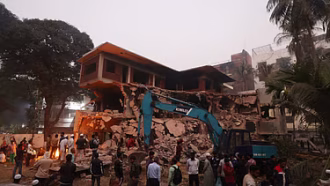 সকালেও ৩২ নম্বরের বাড়ি ভাঙা চলছে, গুঁড়িয়ে দেওয়া হয়েছে সামনের অনেকটা