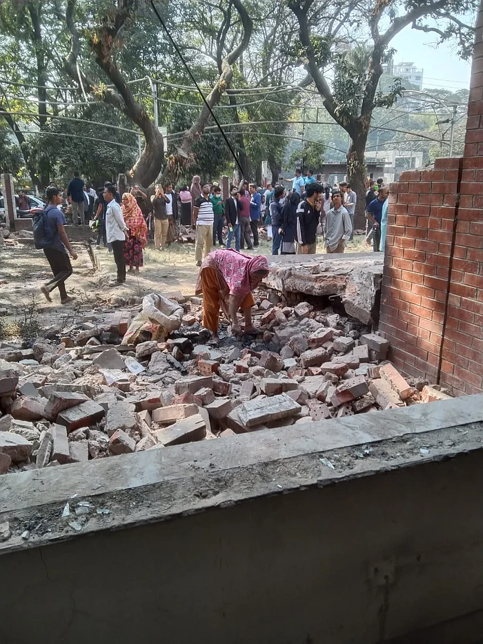 ধানমন্ডি ৩২: কেউ কাটছেন রড, কেউ নিচ্ছেন লোহালক্কড়