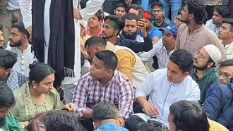 গাজীপুরে হামলার প্রতিবাদে হাসনাত-সারজিসের নেতৃত্বে সড়ক অবরোধ