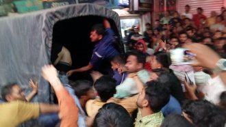 সিলেটে ‘ঘুষ’ চাওয়ার কাস্টমস কর্মকর্তাকে মারধর