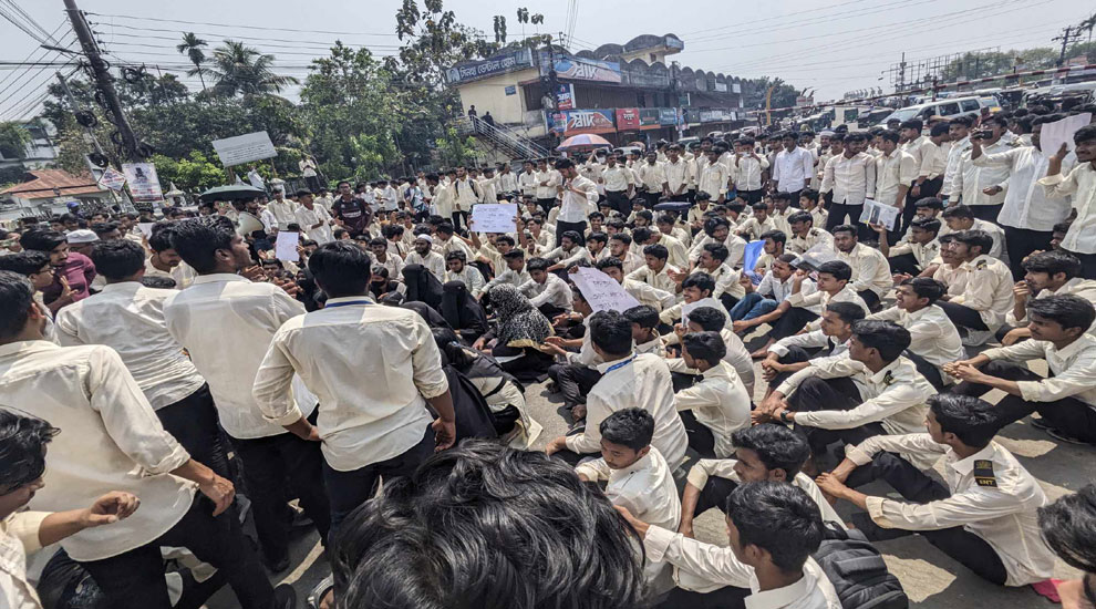 সিলেটে সড়ক অবরোধ করে পলিটেকনিক শিক্ষার্থীদের বিক্ষোভ