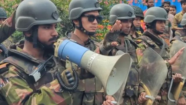 ৭ মিনিটের আলটিমেটাম সেনাবাহিনীর, দুই মিনিটেই সড়ক ক্লিয়ার!