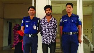 ধর্ষণে অভিযুক্ত বাবা, পালাতে সহায়তা করায় ছেলে গ্রেপ্তার