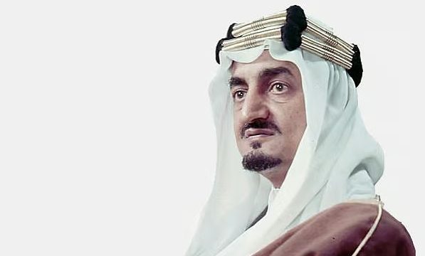 ভাতিজাকে আলিঙ্গন করতে বাদশাহ দুই হাত বাড়িয়ে দেওয়ার সঙ্গে সঙ্গে গুলি