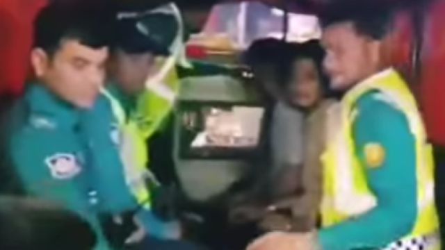 মধ্যরাতে উত্তাল জিন্দাবাজার : ছাত্রলীগ নেতাকে ছেড়ে দেয়ার অভিযোগে আটক ৩