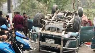 সিলেটে কারের সাথে ধাক্কা লেগে উল্টে গেলো সরকারি কর্মকর্তার গাড়ি