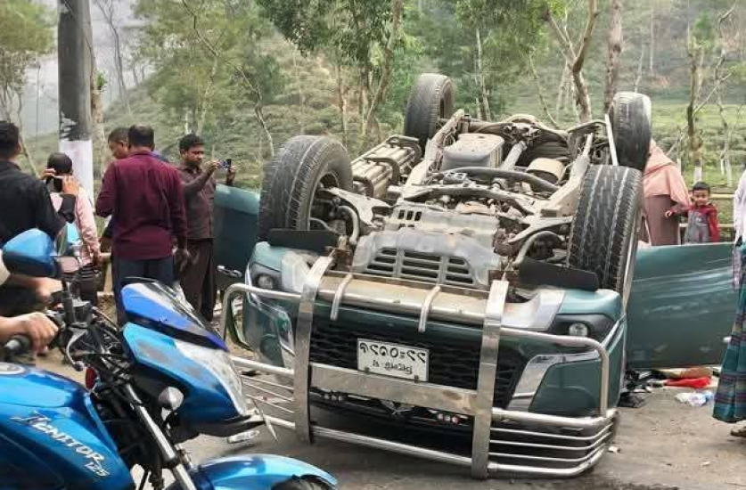 সিলেটে কারের সাথে ধাক্কা লেগে উল্টে গেলো সরকারি কর্মকর্তার গাড়ি