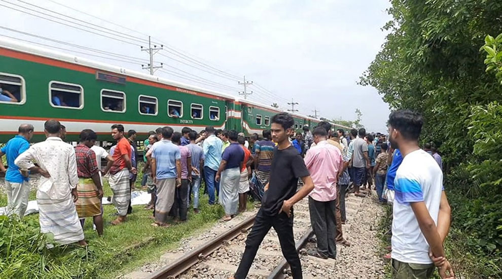 ট্রেনের ধাক্কায় স্কুলছাত্রীর মৃত্যু