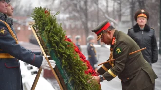 শহীদ রুশ সেনাদের প্রতি বাংলাদেশ সেনাবাহিনী প্রধানের শ্রদ্ধা