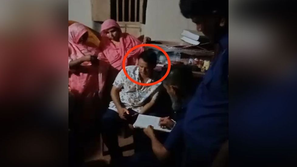 প্রেমের টানে প্রেমিকার বাড়িতে খাদ্য কর্মকর্তা, অতঃপর…