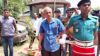 লালগালিচা দেখে ক্ষুব্ধ স্বরাষ্ট্র উপদেষ্টা