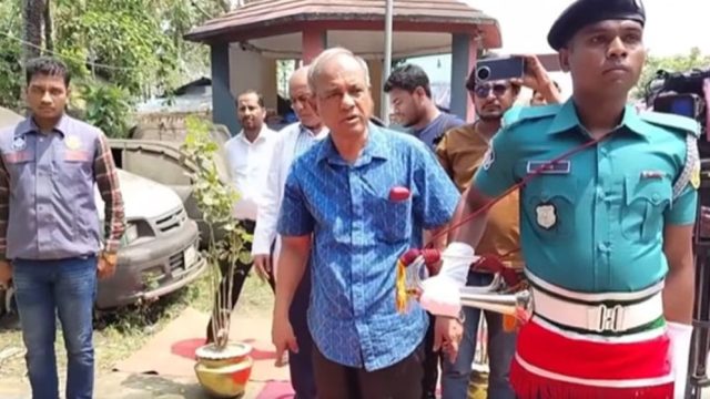 লালগালিচা দেখে ক্ষুব্ধ স্বরাষ্ট্র উপদেষ্টা