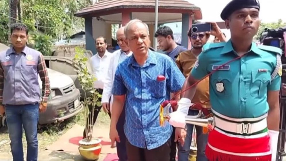 লালগালিচা দেখে ক্ষুব্ধ স্বরাষ্ট্র উপদেষ্টা