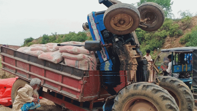 তাহিরপুরে ট্রাক্টর উল্টে চালকের মৃত্যু