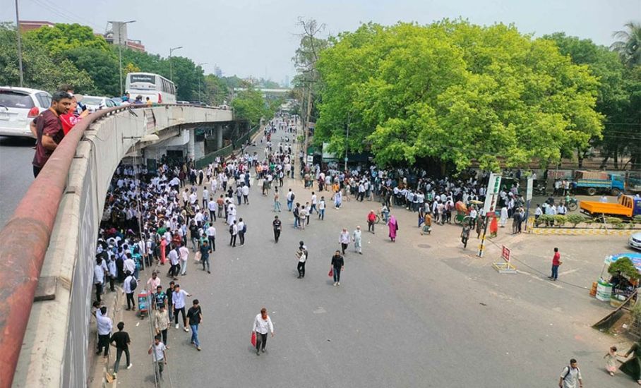 ছয় দফা আদায়ে পলিটেকনিক শিক্ষার্থীদের সড়ক অবরোধ